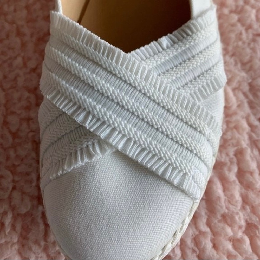 New in Box UGG Women’s YNEZ Espadrille Flats White Size 9 Slip On